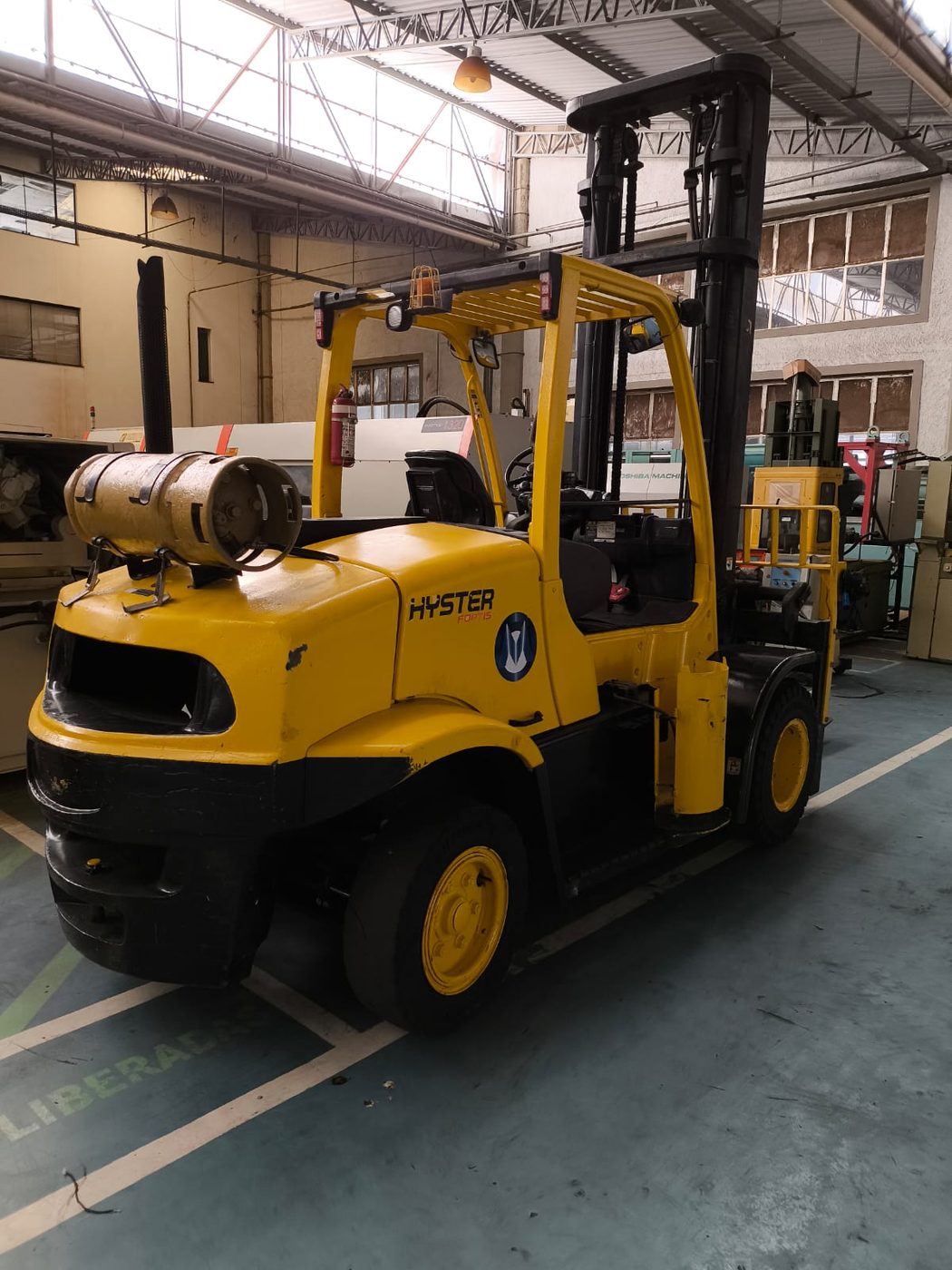 Empilhadeira Hyster em galpão industrial